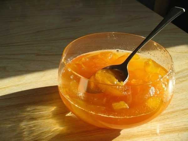 абрикосовое желе в стеклянной чашке