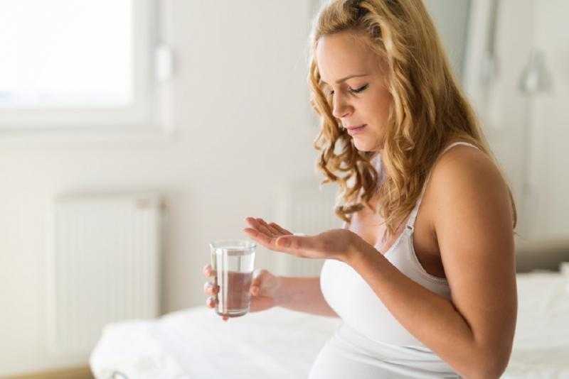Анальгин нежелательно принимать при беременности, особенно на ранних и поздних сроках