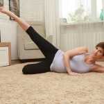 Анита Луценко показывает упражнение «подъем ног» для беременных
