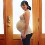 Беременная девушка на 41-й неделе у двери