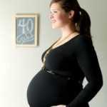 Беременная девушка на 41-й неделе в чёрном платье