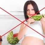 Беременная женщина ест арбуз