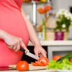 беременная режет салат
