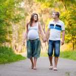 Беременная гуляет с мужем на улице