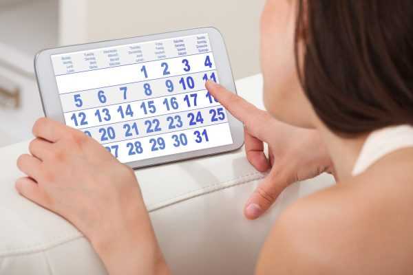 Беременная изучает календарь