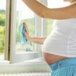 беременная моет окно