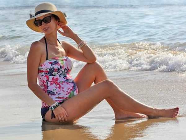Беременная Анастасия Цветаева на пляже