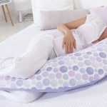 Беременная на подушке в форме бумеранга
