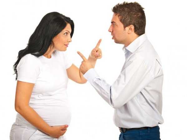 беременная и её муж тычут друг в друга пальцами