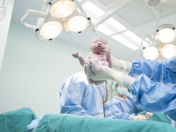 Ребёнок в руках врача-хирурга