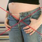 Беременная в обтягивающих джинсах