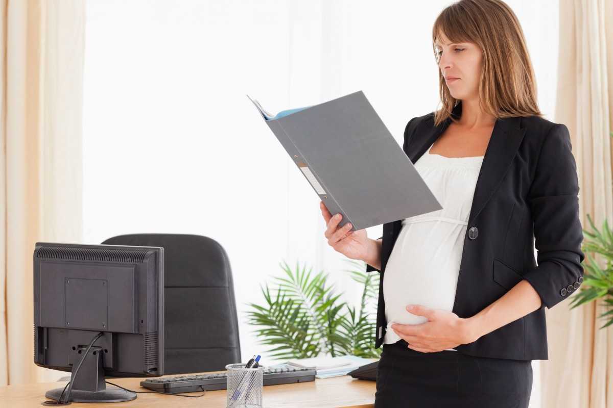 беременная женщина читает трудовой кодекс