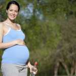 Беременная женщина гуляет на улице
