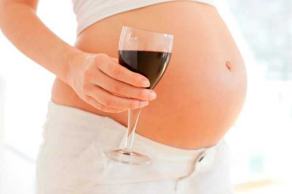 Беременная женщина с алкоголем