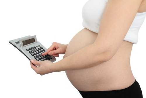 Беременная женщина с калькулятором