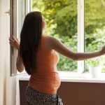 Беременная женщина у открытого окна