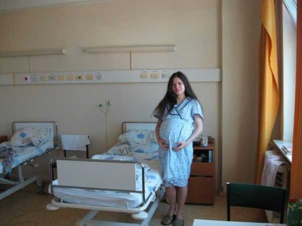 Беременная женщина в больничной палате