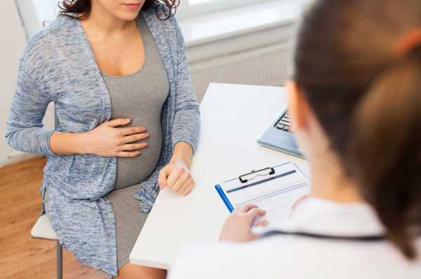 Беременная женщина в кабинете врача