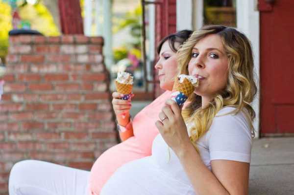 Беременные женщины едят мороженое