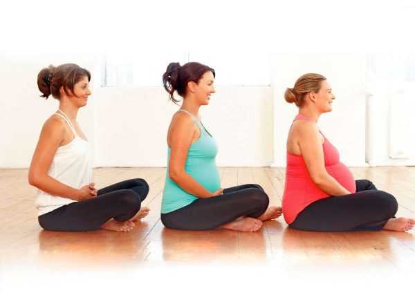 Беременные женщины на разных сроках сидят в ряд