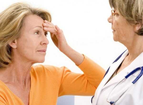 Женщина в возрасте жалуется на недомогание врачу