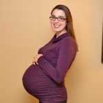 Девушка, беременная двойней, на 32-й неделе