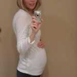 Девушка фотографирует себя на 19 неделе беременности