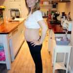 Девушка фотографируется на кухне на 19 неделе беременности