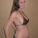 Девушка на 15 неделе беременности в купальнике и шортах