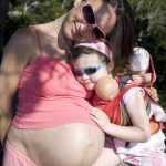 Девушка на 42-й неделе беременности с дочкой