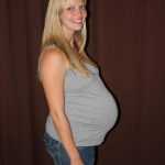 Девушка на 42-й неделе беременности с небольшим животом