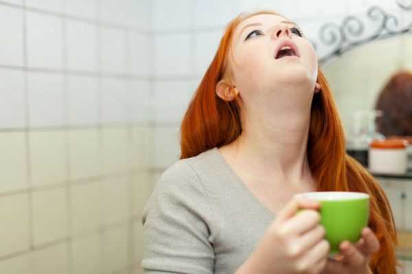 Девушка полоскает горло в ванной