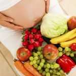 Беременная с овощами и фруктами