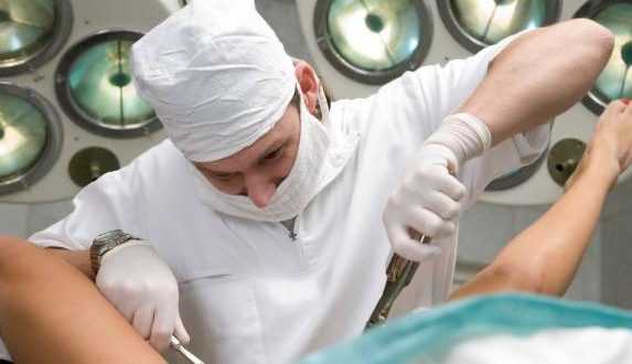 Доктор проводит хирургический аборт