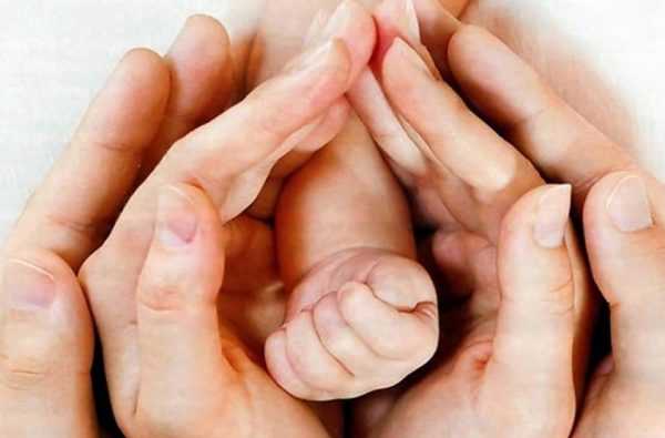 Руки женщины, мужчины и ребёнка, составляющие сердце