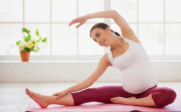 беременная выполняет упражнение