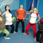 Группа беременных выполняет гимнастическое упражнение