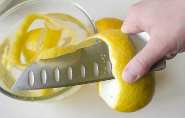 нож срезает кожуру с лимона