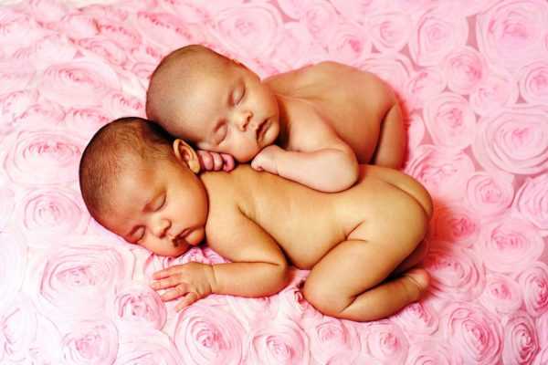 Младенцы-двойняшки спят