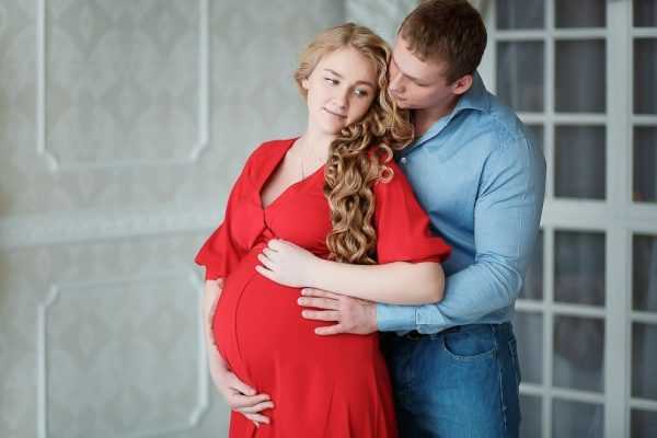 Муж обнимает беременную жену