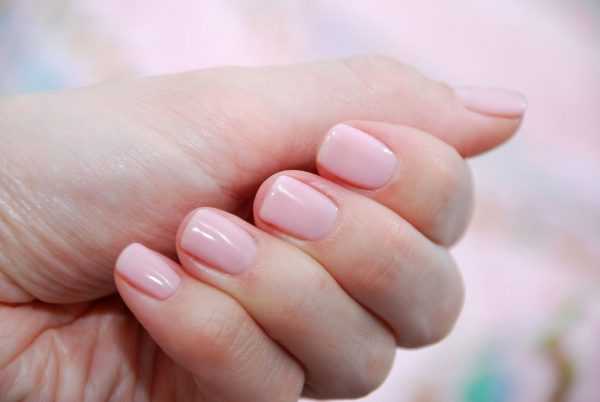 Нежно-розовый гель-лак на ногтях рук