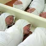 Новорождённые дети в роддоме