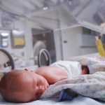 Новорождённый малыш в инкубаторе