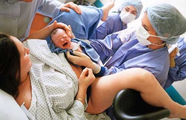 Новорождённый ребёнок на животе матери