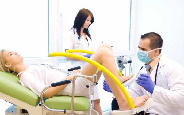 Обследование женщины на кресле у гинеколога