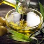 Оливки и оливковое масло в пиалке