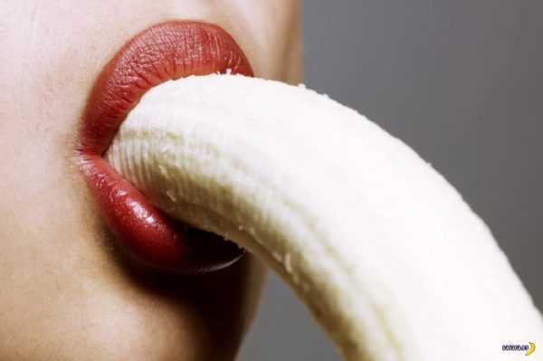 Женщина ест банан