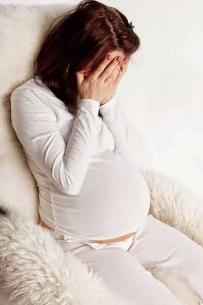 Расстроенная беременная женщина