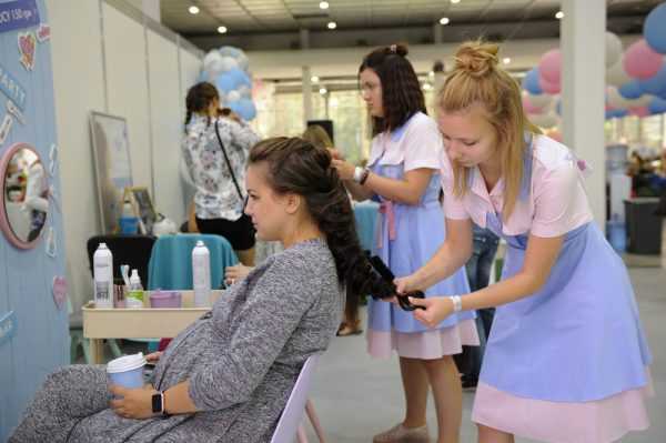 Парикмахер делает беременной женщине причёску