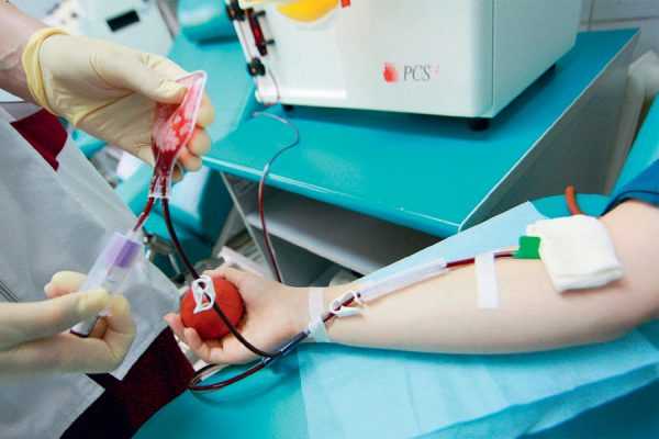 Рука с трубками для переливания крови
